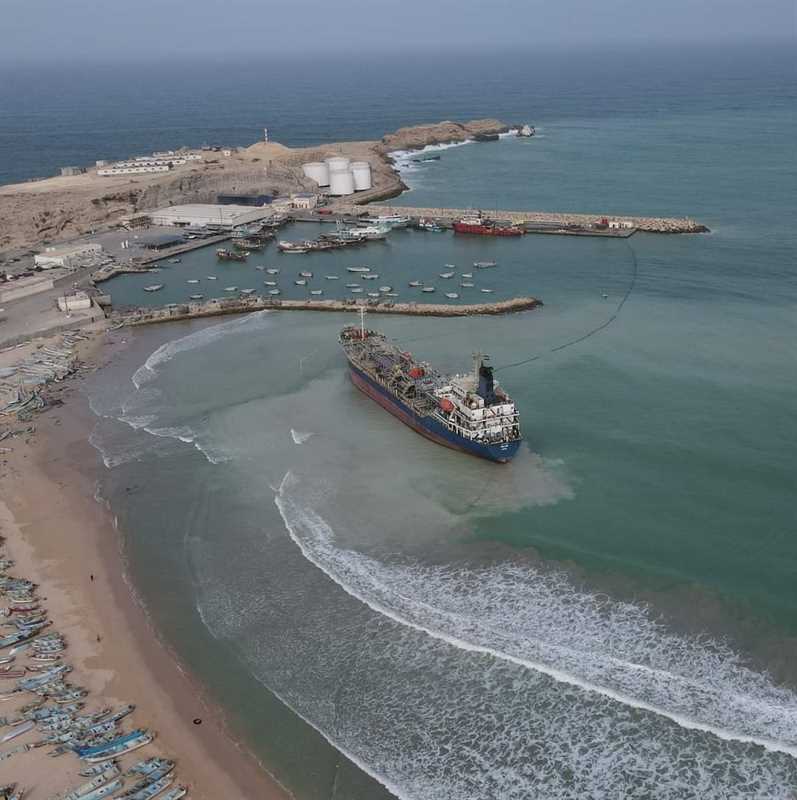 المهرة.. تفريغ الناقلة النفطية "مليحه" الجانحة في ميناء نشطون