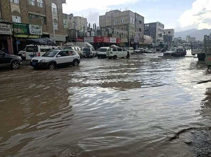 إب..مياه الأمطار  والصرف الصحي تغرق مدينة "القاعدة" وسط خراب الطرقات وتجاهل الحوثيين