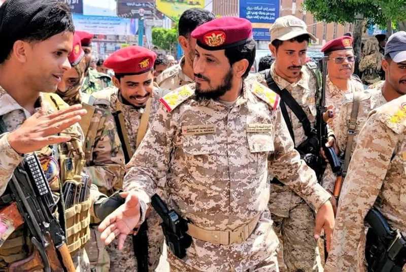 بعبوة ناسفة وقذائف حوثية..إصابة العميد عدنان رزيق واستشهاد وإصابة عدد من مرافقيه غربي تعز