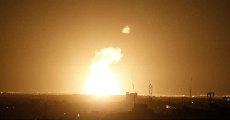 قصف عنيف وغير مسبوق على غزة وانقطاع كامل للاتصالات والإنترنت