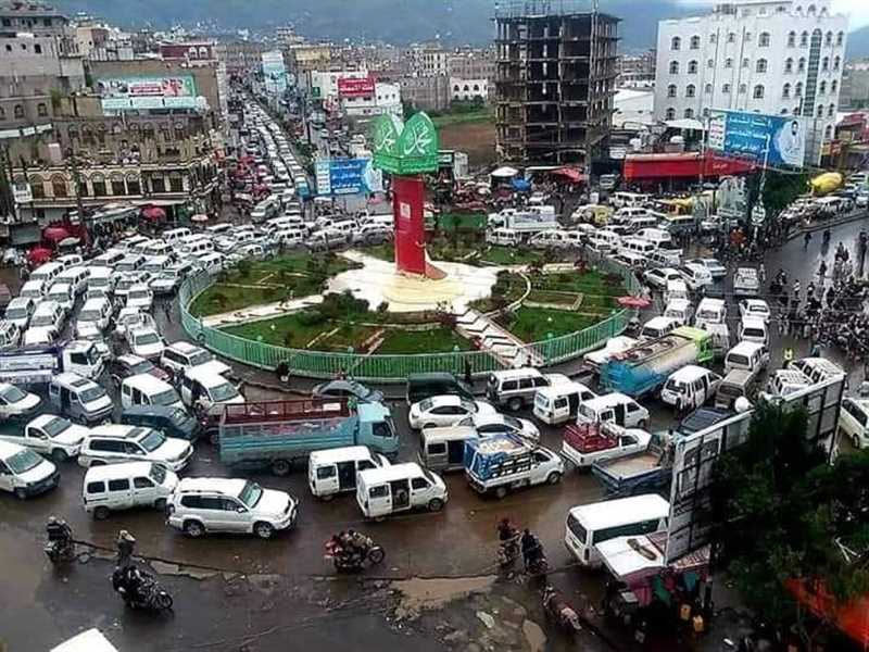 إب.. ازدحام مروري خانق مع حلول شهر رمضان وهطول الأمطار