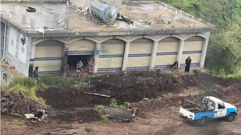 إب..نافذ يعتدي على شارع الثلاثين بحماية من أمن مليشيا الحوثي
