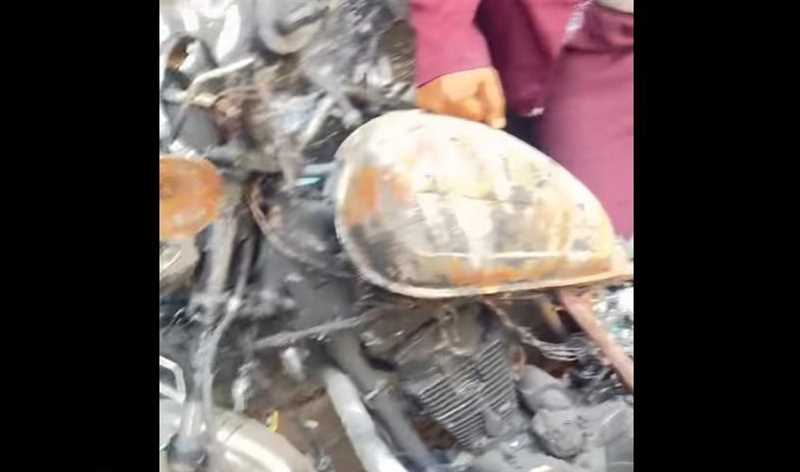 مجهولون يضرمون النيران في دراجة نارية بمدينة إب