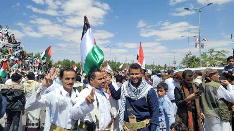 الكوفية الفلسطينية تكسر ركود الأسواق في اليمن... مكاسب للمنتجين والتجار