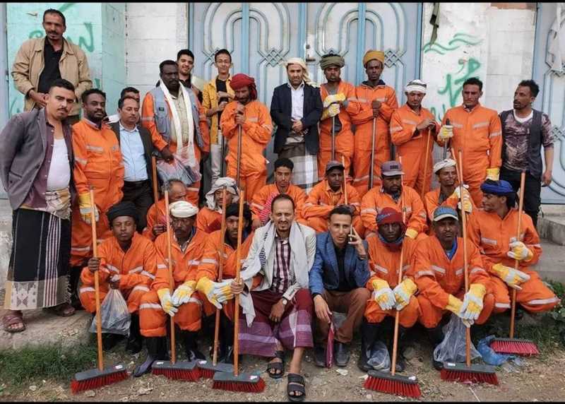 إب..مليشيا الحوثي توقف مرتبات العشرات من عمال النظافة في مقدمة لنهب مستحقاتهم