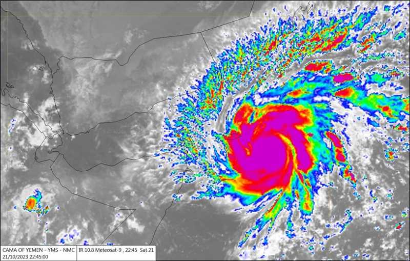 الإنذار المبكر بحضرموت يتوقع مرور مركز إعصار "تيج" في المهرة مساء اليوم الاثنين