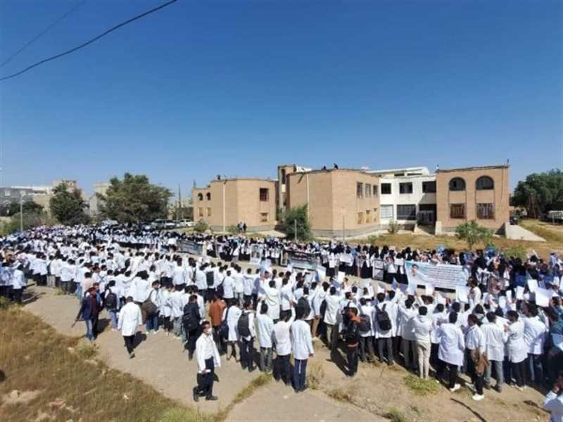 طلاب جامعة ذمار ينددون بجريمة مقتل الطبيب "جمعان السامعي" ويطالبون بسرعة القصاص منه