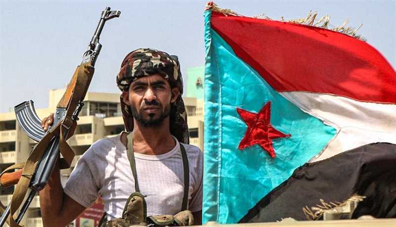 مركز حقوقي يحذر من خطورة السلاح الذي وزعه الانتقالي على أنصاره بالمكلا