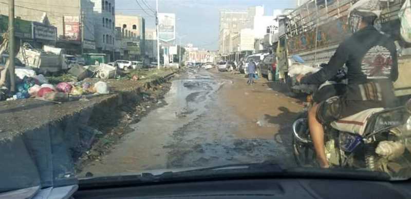 إب..مياه الصرف الصحي تغرق شوارع مدينة "القاعدة" وسط تجاهل من الحوثيين