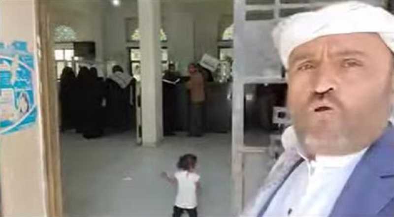 يعمل منذ 28 عاماً.. معلم من إب يشكو من إسقاط الحوثي لاسمه من كشف نصف الراتب