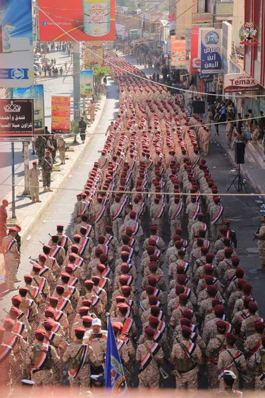 محور تعز يقيم عرضًا عسكريًا مهيبًا بمناسبة أعياد الثورة اليمنية