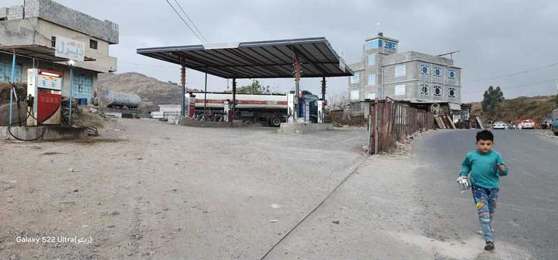 مليشيا الحوثي تغلق محطة وقود في بعدان شرقي إب