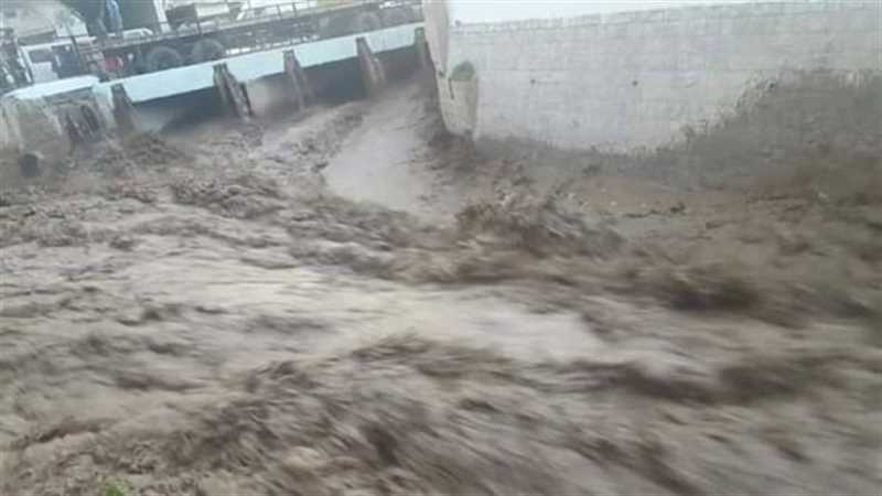 وفاة سائق دراجة نارية غرقا في سيول الأمطار بمدينة إب