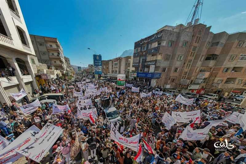 تعز.. مسيرة حاشدة تشدد على ضرورة دعم الجيش لاستكمال تحرير المحافظة من الحوثيين