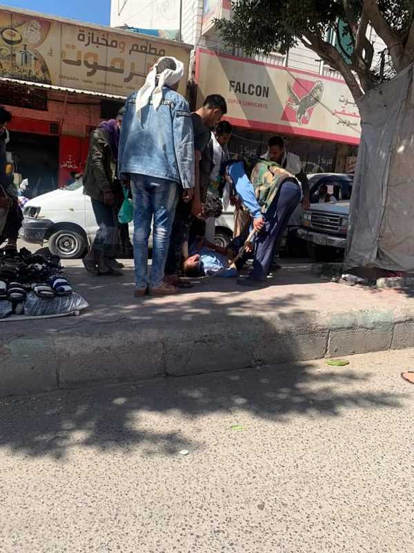 نتيجة ذبحة صدرية مفاجئة.. وفاة جندي مرور أثناء تنظيمه حركة السير في أحد شوارع مدينة إب