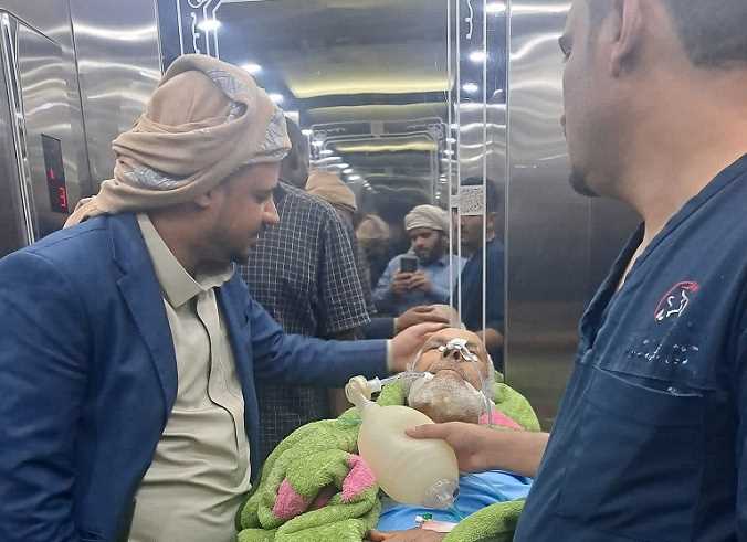 إرهاب داخل مسجد.. عنصر حوثي يطعن إماماً مُسناً في ضواحي صنعاء