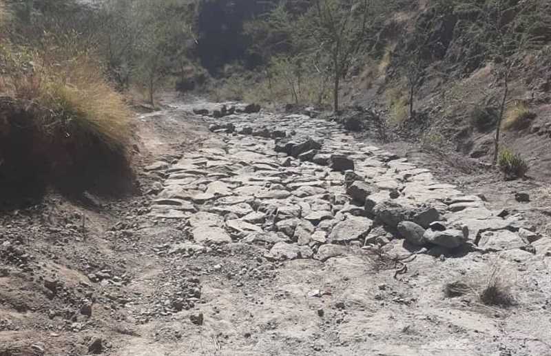 طريق الشُعوب في إب: شريان حياة 17 قرية تهددها السيول