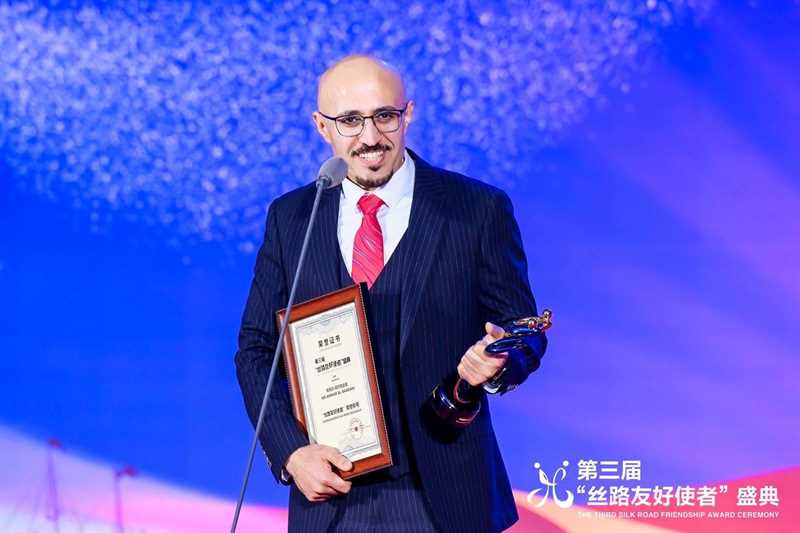 ابن محافظة إب الطبيب عمار البعداني يفوز بجائزة "سفير الصداقة على طريق الحرير"