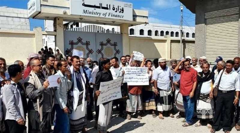 المعلمون النازحون من إب يطالبون بصرف رواتبهم المتوقفة منذ ديسمبر 2024