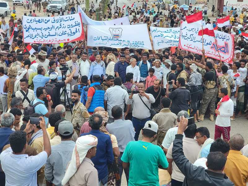 طالبوا بدعم دولي لتحرير الحديدة..تظاهرة حاشدة في الخوخة للتنديد بمخاطر إغراق السفينة "روبيمار"