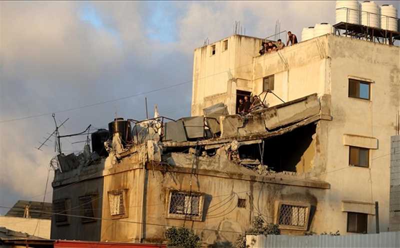فلسطين.. الاحتلال الإسرائيلي يصيب عشرات الفلسطينيين ويهدم منزلا