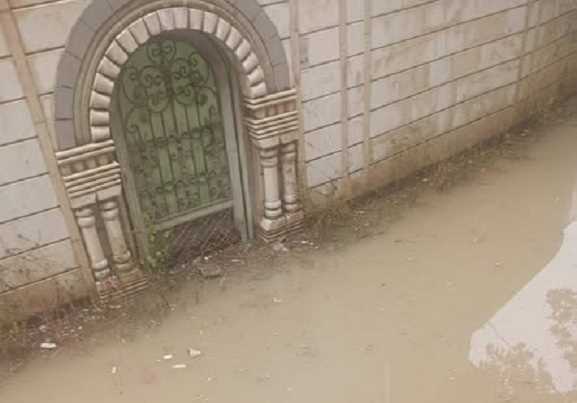 سكان حي سكني يشكون الإهمال الحوثي بعد أن حصار مياه الأمطار منازلهم