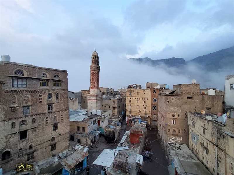 مليشيا الحوثي تلطخ جدران منازل مدينة إب القديمة بالصرخة الخمينية