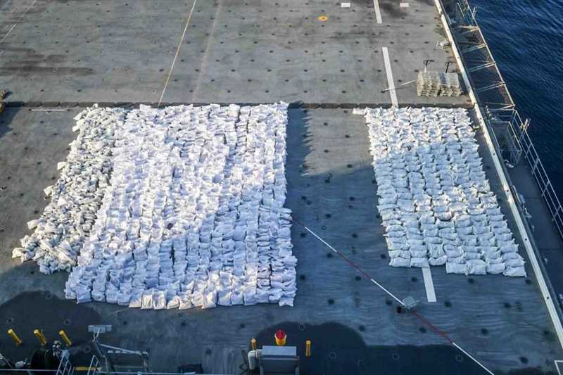 البحرية الأمريكية: اعتراض ومصادرة 50 طنا من وقود الصواريخ الباليستية والذخائر وهي في طريقها للحوثيين من إيران