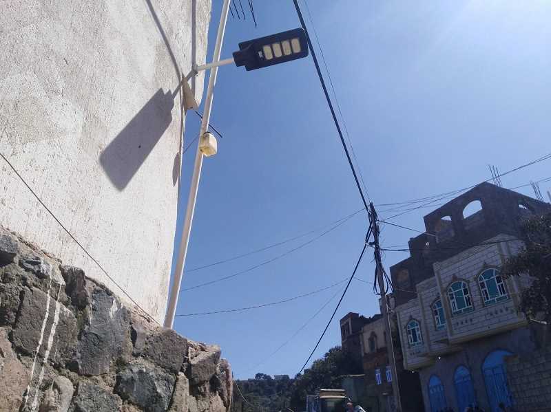 مبادرة شاب تُنير أَزِقَّة "قرية" بالطاقة الشمسية في سياني إب