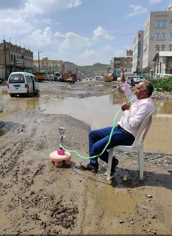 ناشط إعلامي يحتج على الوضع المزري للشوارع في يريم بصورة ساخرة