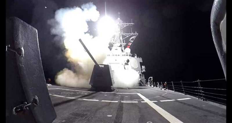 الجيش الأمريكي يعلن التصدي لصاروخ حوثي وفرقاطة يونانية تعترض مُسيّرتين في خليج عدن