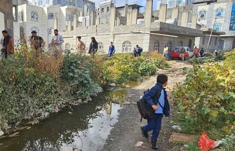 مواطنون يشكون من تدفق مياه الصرف الصحي وسط الأحياء السكنية شمال غرب مدينة إب