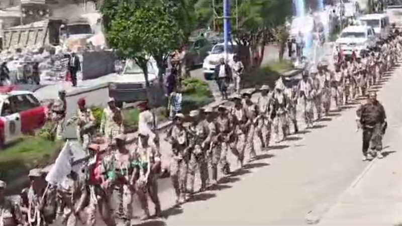 إب..مليشيا الحوثي تجبر موظفي المكاتب الحكومية لاستقبال مسيرة راجلة لمقاتليها القادمين من ذمار 