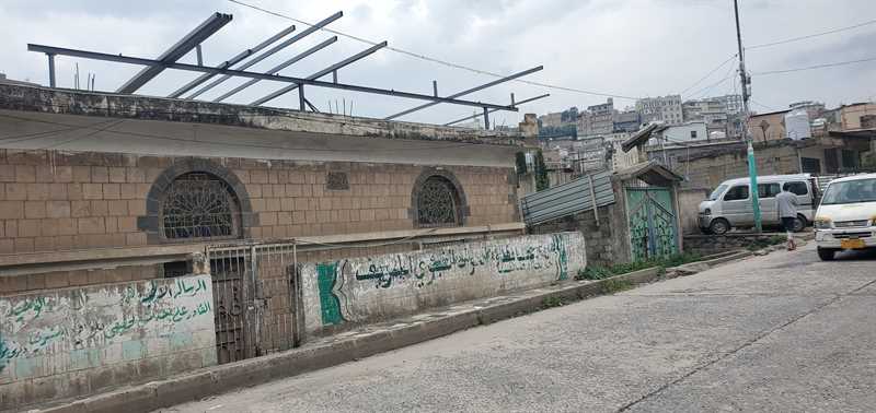قيادي حوثي يؤجر سطح مسجد لتاجر في مدينة إب