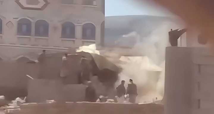 عمران..مليشيا الحوثي تهدم منزل مواطن في حوث بعد طرد أسرته بالقوة
