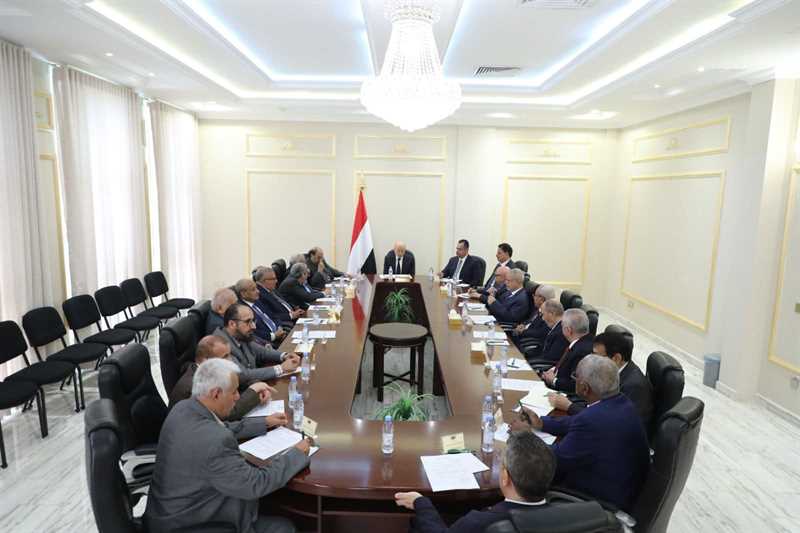 العليمي يجتمع بهيئة المستشارين ويؤكد أن إجراءات الانتقالي تمرد على المرجعيات الوطنية