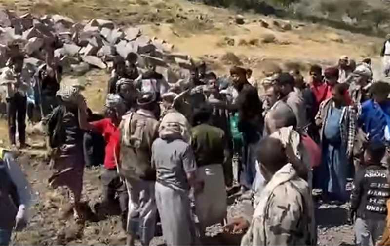 إب..أهالي قرية جلب بالسياني يتظاهرون ضد محاولات حوثية للسطو على مقبرة بلدتهم