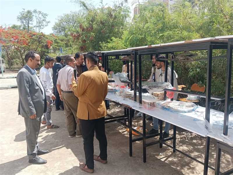 طلاب كلية الهندسة في جامعة إب يقيمون بازاراً خيرياً لدعم أحد الطلاب المرضى