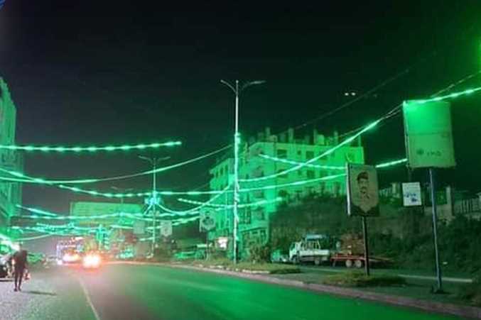 مليشيا الحوثي بإب تجبر التجار والمؤسسات برفع الأعلام والإضاءات الخضراء بمناسبة "المولد النبوي