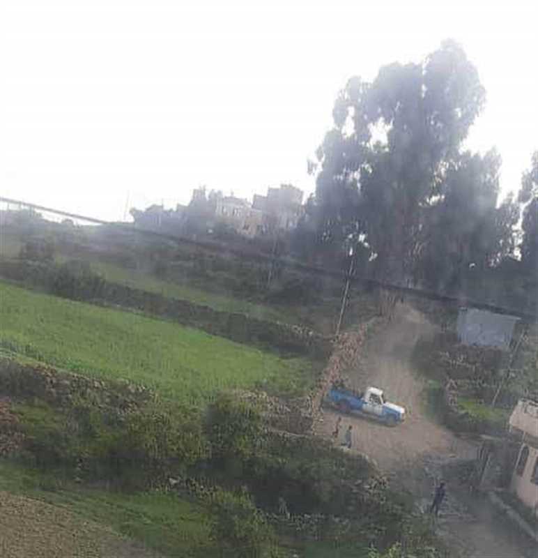 قيادي حوثي يحاصر منزل مواطن في "حبيش" شمالي إب