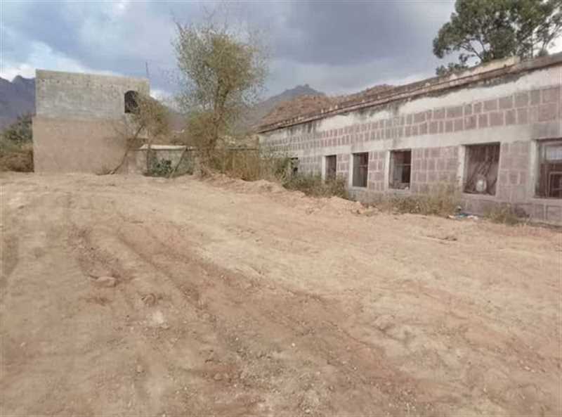 نافذون يعتدون على حرم مدرسة في ريف إب