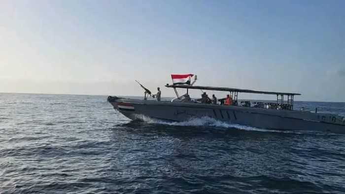 القوات الحكومية تحبط هجوماً بحرياً حوثياً ومحاولة تهريب معدات عسكرية في البحر الأحمر
