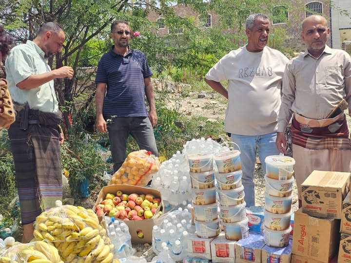 أبناء إب يدعمون أبطال الجيش في جبهات مدينة تعز بمواد غذائية