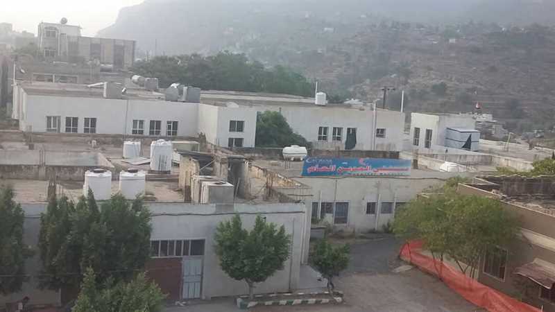 إب.. مدير حوثي يفتتح صيدلية خاصة داخل حرم مستشفى عام ويجبر المرضى على الشراء منها