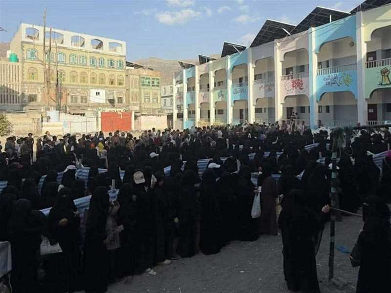 إب في زمن الحوثي. مئات المحتاجين في طوابير للبحث عن وجبة إفطار رمضانية