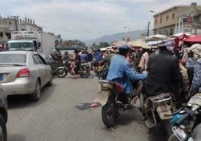 تأجير مليشيا الحوثي لأرصفة الشوارع يتسبب باختناقات مرورية كبيرة في مفرق حبيش شمالي إب