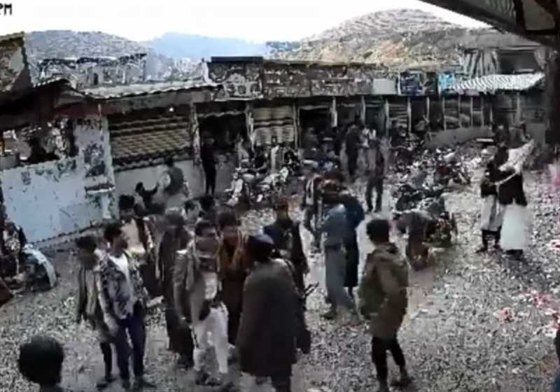 إب..مسلحون حوثيون يقتحمون سوق تجاري للقات ويعتدون على الباعة