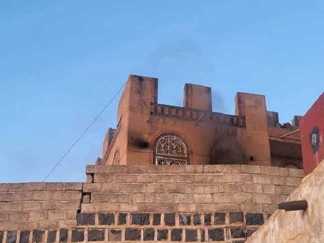 صنعاء.. مليشيات الحوثي تحرق منزل شيخ وضابط في الجيش