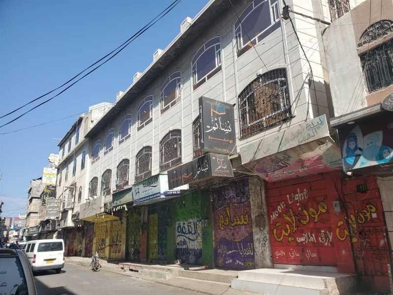 محكمة حوثية بإب تغلق محلات تجارية لإجبار مُلاكها السابقين على حضور جلساتها