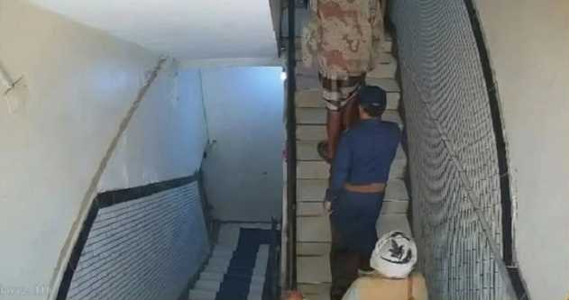 إب.. عناصر الجبايات الحوثية يقتحمون منزل تاجر في المشنة